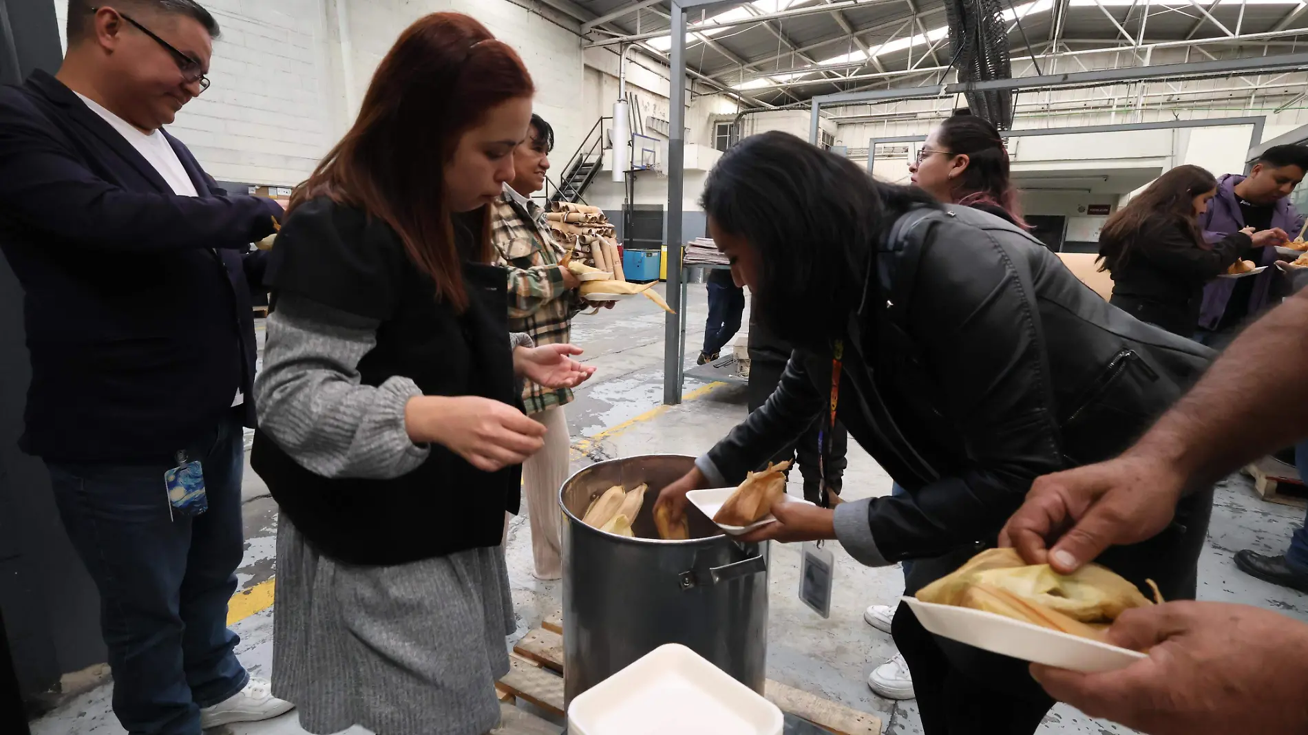 Trabajadores comiendo tamales